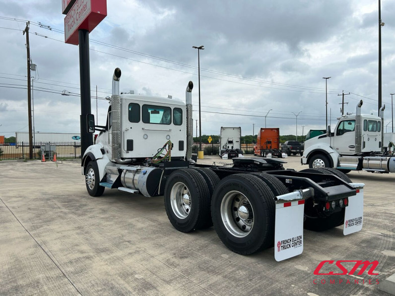 Exterior rear driver side for this 2026 Kenworth T880 (Stock number: TJ216007)