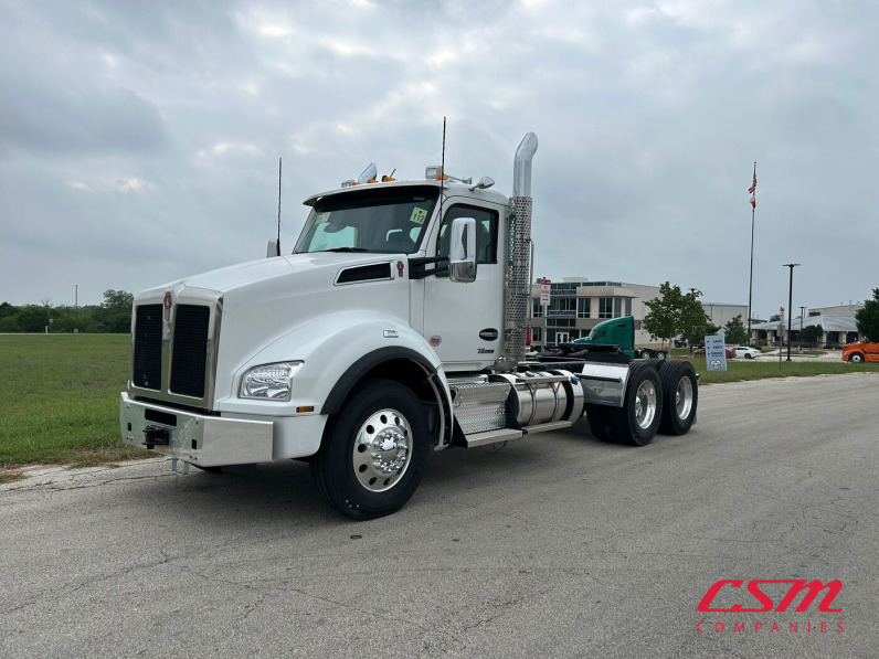 Exterior front drivers side for this 2026 Kenworth T880 (Stock number: TJ216007)