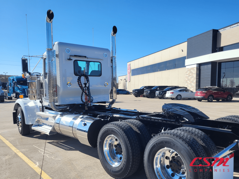 Exterior rear driver side for this 2027 Kenworth W900L (Stock number: VR234522)