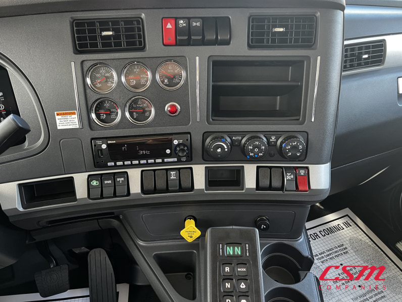 Interior radio and navigation system for this 2026 Kenworth T880 (Stock number: TJ230038)
