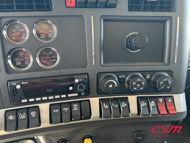 Interior radio and navigation system for this 2026 Kenworth T880S (Stock number: TJ229648)