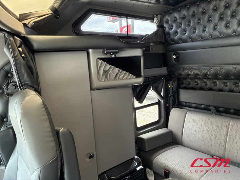 Interior passenger side sleeper for this 2027 Kenworth W900B (Stock number: VR250441)
