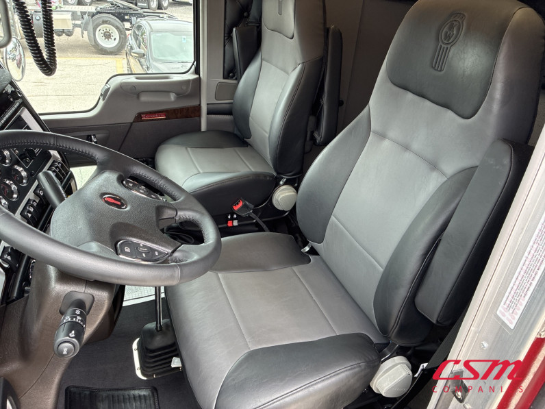 Interior seats for this 2027 Kenworth W900B (Stock number: VR250441)