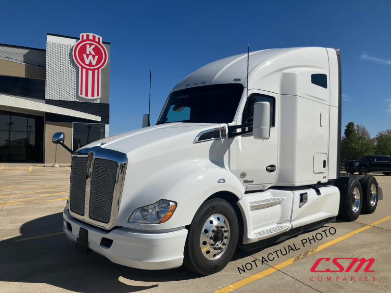 Exterior front drivers side for this 2022 Kenworth T680 (Stock number: UNJ467318)