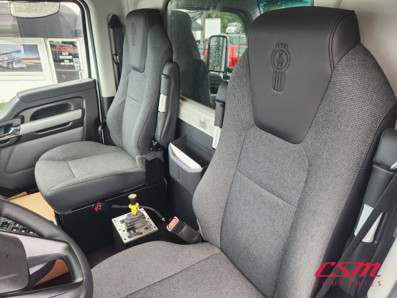 Interior seats for this 2026 Kenworth T880 (Stock number: TJ230001)
