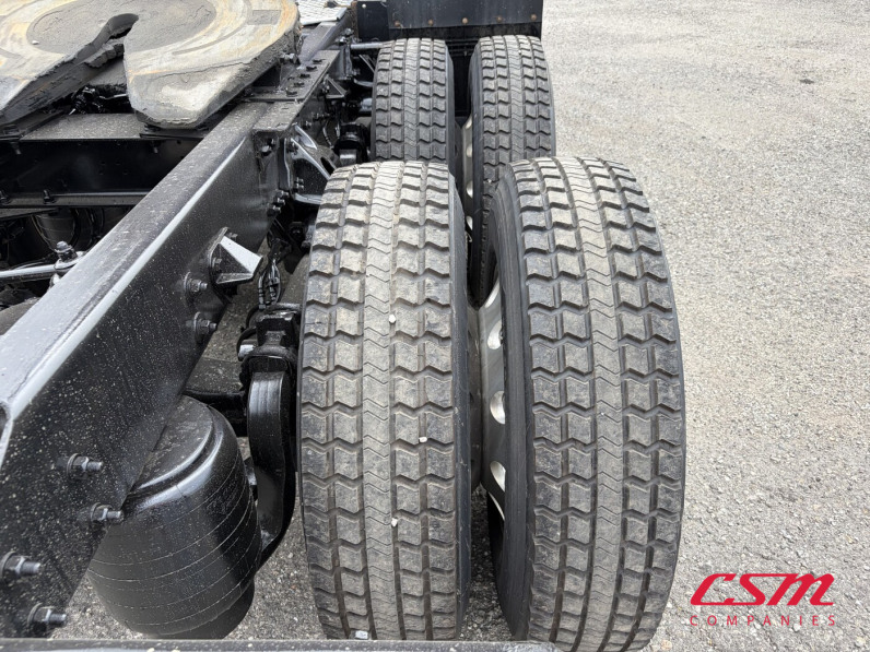 Passenger side rear frame and tire tread for this 2022 Kenworth T680 (Stock number: UNJ467117)