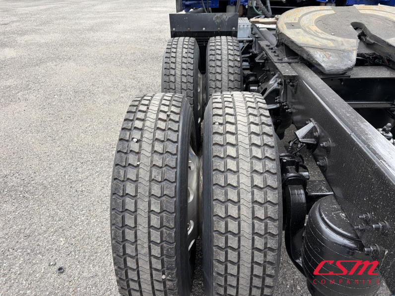 Driver side rear frame and tire tread for this 2022 Kenworth T680 (Stock number: UNJ467117)