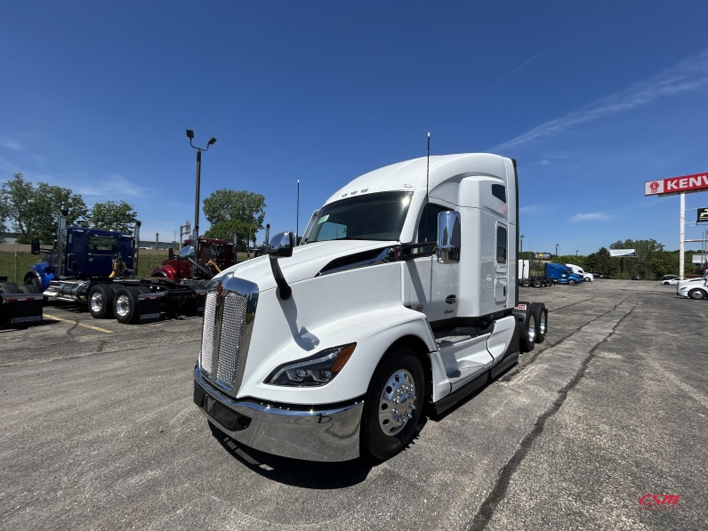 Exterior front drivers side for this 2027 Kenworth T680 Short Hood (Stock number: VJ250501)