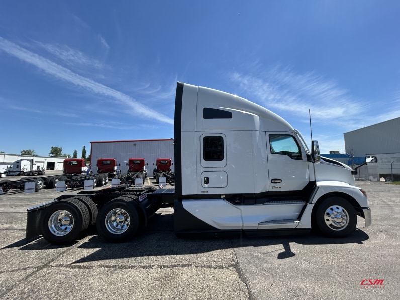 Exterior full passenger side for this 2027 Kenworth T680 Short Hood (Stock number: VJ250501)
