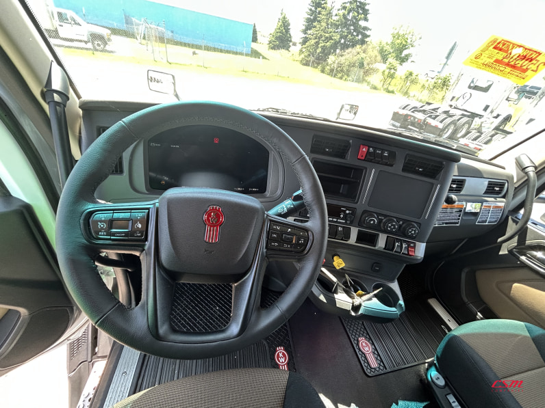 Interior dash for this 2027 Kenworth T680 Short Hood (Stock number: VJ250501)