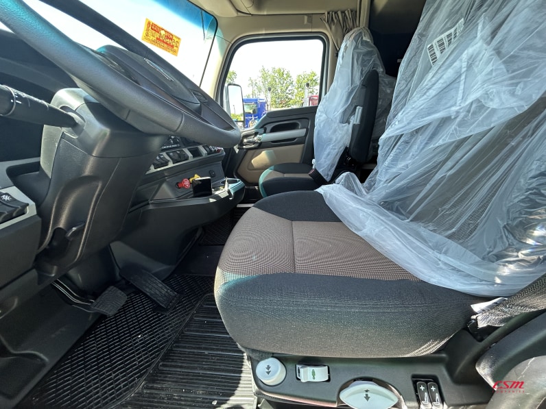 Interior seats for this 2027 Kenworth T680 Short Hood (Stock number: VJ250501)