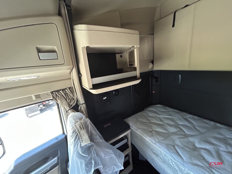Interior passenger side sleeper for this 2027 Kenworth T680 Short Hood (Stock number: VJ250501)