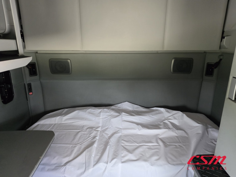 Interior wide sleeper view for this 2022 Kenworth T680 (Stock number: UNJ467081)