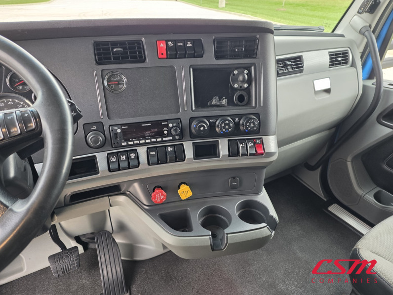 Interior dash for this 2022 Kenworth T680 (Stock number: UNJ467081)