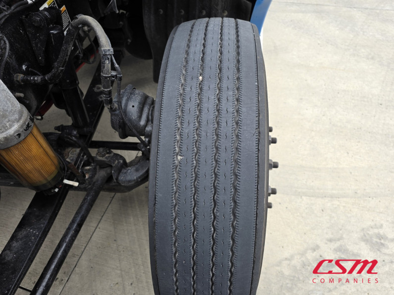 Driver side front tire tread for this 2022 Kenworth T680 (Stock number: UNJ467081)