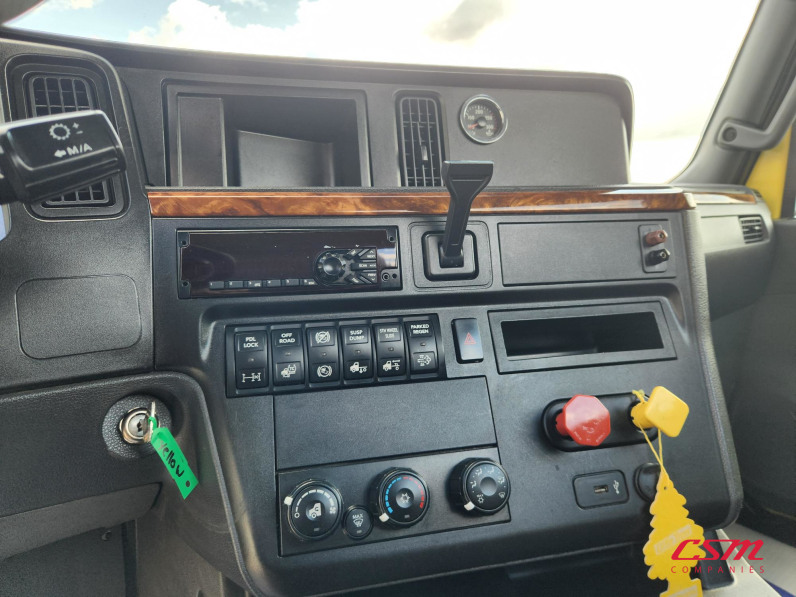 Interior radio and navigation system for this 2020 International RH Series (Stock number: ULN844902)