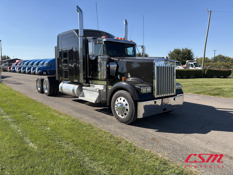 Exterior front passenger side for this 2022 Kenworth W900L (Stock number: UNR493669)