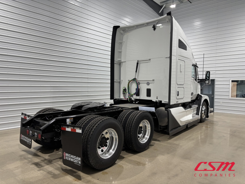 Exterior rear passenger side for this 2027 Kenworth T680 Short Hood (Stock number: VJ275480)