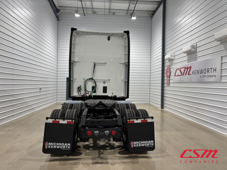 Exterior full rear view for this 2027 Kenworth T680 Short Hood (Stock number: VJ275480)