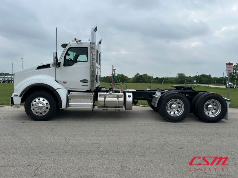 Exterior full driver side for this 2026 Kenworth T880 (Stock number: TJ216007)