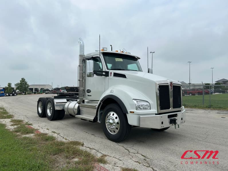 Exterior front passenger side for this 2026 Kenworth T880 (Stock number: TJ216007)