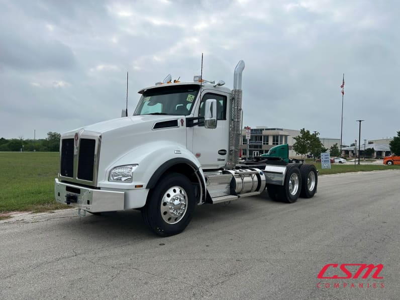 Exterior front drivers side for this 2026 Kenworth T880 (Stock number: TJ216007)