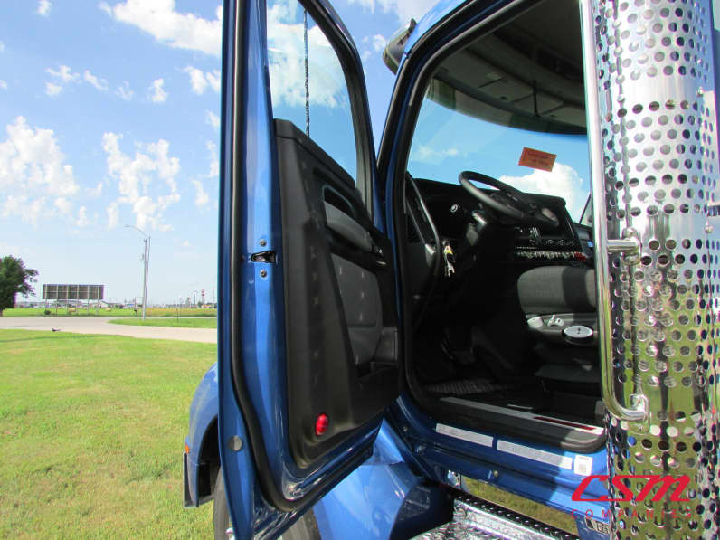 Drivers side door open for this 2026 Kenworth T880 (Stock number: TJ219870)