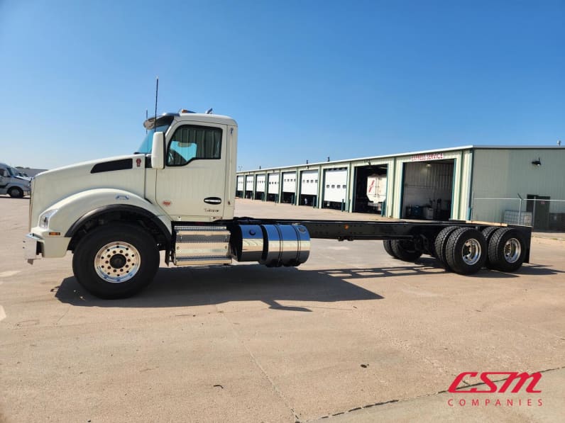 Exterior full driver side for this 2026 Kenworth T880 (Stock number: TJ220136)
