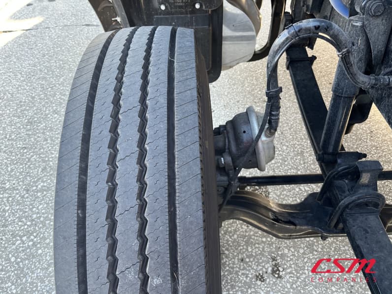 Passenger side front tire tread for this 2026 Kenworth T880 (Stock number: TF195789)
