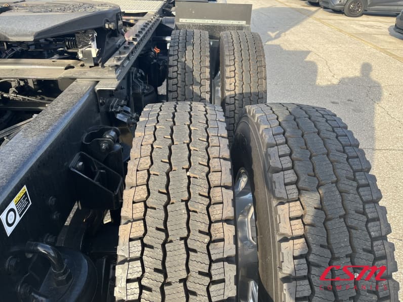 Passenger side rear frame and tire tread for this 2026 Kenworth T880 (Stock number: TF195789)