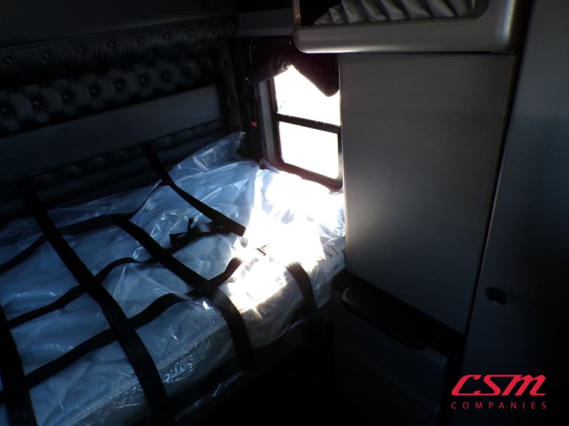 Interior driver side sleeper for this 2027 Kenworth W900L (Stock number: VR230533)