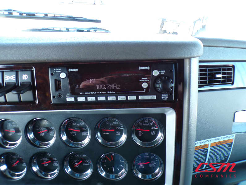 Interior radio and navigation system for this 2027 Kenworth W900L (Stock number: VR230533)