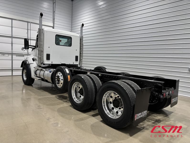 Exterior rear driver side for this 2027 Kenworth T880 (Stock number: VJ242113)