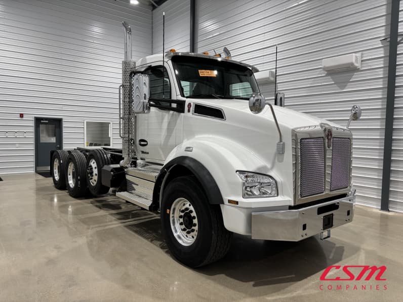 Exterior front passenger side for this 2027 Kenworth T880 (Stock number: VJ242113)