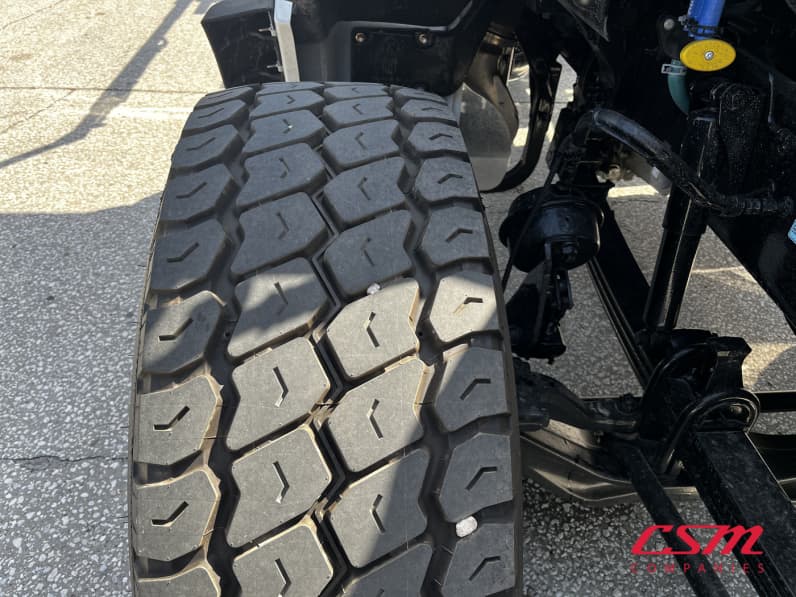 Passenger side front tire tread for this 2026 Kenworth T880 (Stock number: TJ230038)