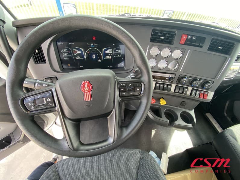Interior steering wheel for this 2027 Kenworth T880 (Stock number: VJ241901)