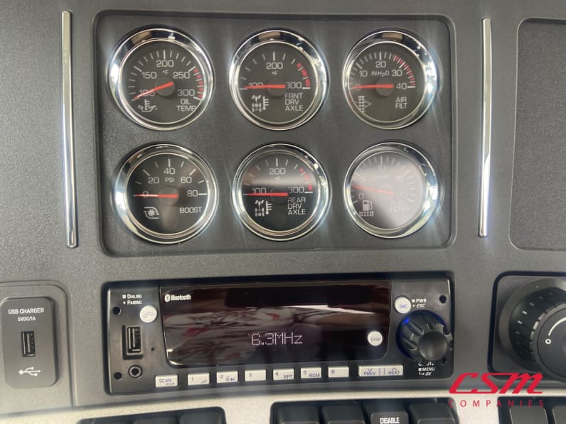 Interior radio and navigation system for this 2027 Kenworth T880 (Stock number: VJ241901)