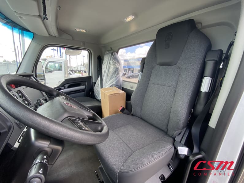 Interior seats for this 2027 Kenworth T880 (Stock number: VJ241901)