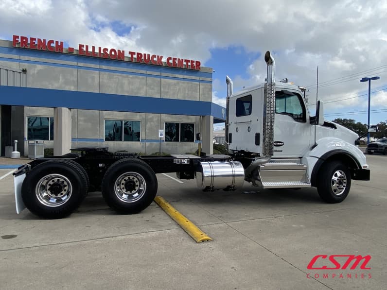 Exterior full passenger side for this 2027 Kenworth T880 (Stock number: VJ241901)