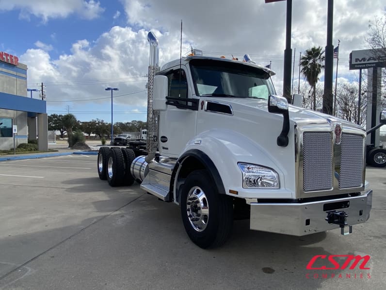 Exterior front passenger side for this 2027 Kenworth T880 (Stock number: VJ241901)