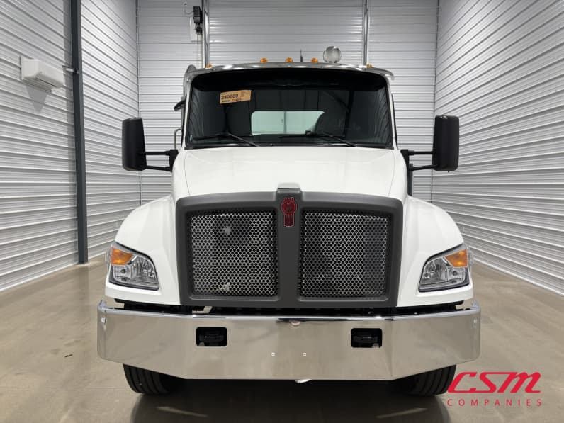 Exterior full front view for this 2027 Kenworth T480 (Stock number: VJ240069)