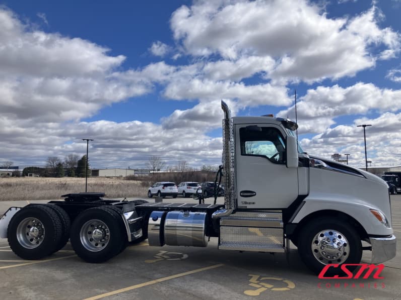 Exterior full passenger side for this 2026 Kenworth T680 Short Hood (Stock number: TJ230322)