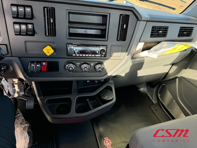 Interior radio and navigation system for this 2025 Kenworth T280 (Stock number: SM169879)