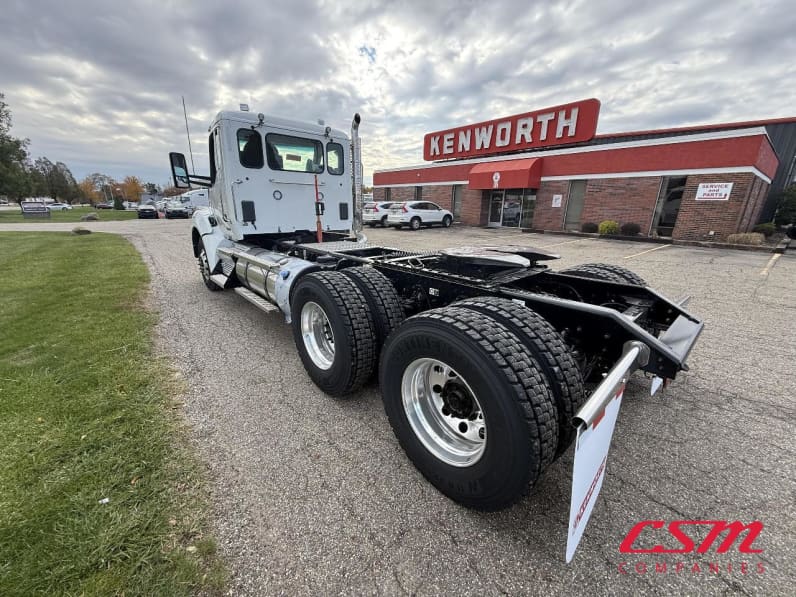 Exterior rear driver side for this 2026 Kenworth T880 (Stock number: TJ229047)