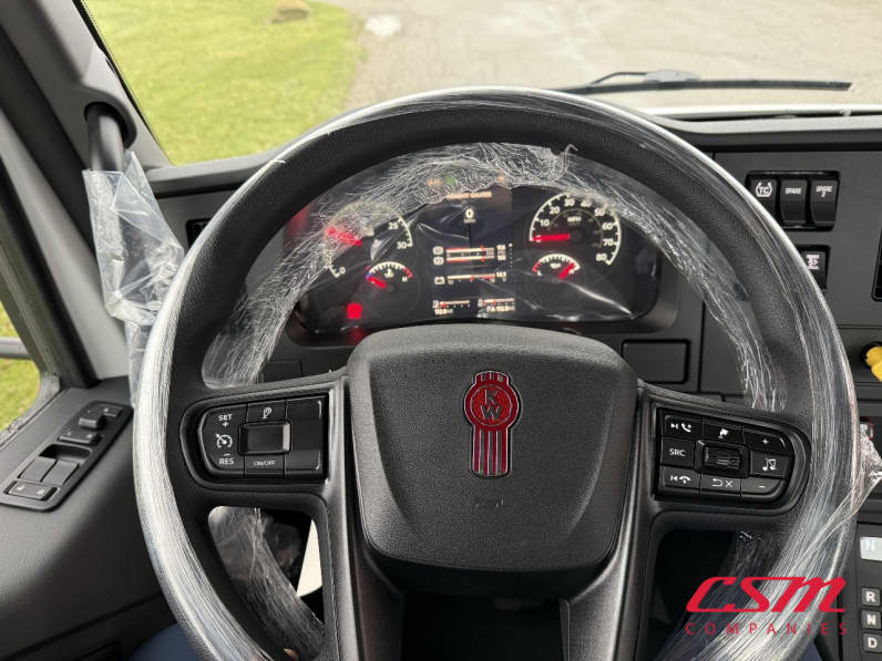 Interior steering wheel for this 2025 Kenworth T280 (Stock number: SM153866)
