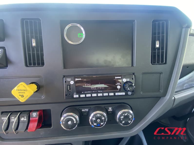 Interior cockpit for this 2027 Kenworth T480 (Stock number: VJ238970)