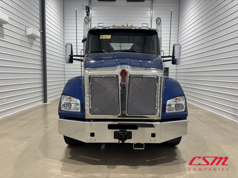 Exterior full front view for this 2027 Kenworth T880 (Stock number: VJ249719)