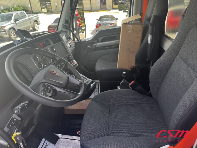 Interior seats for this 2027 Kenworth T880 (Stock number: VJ242115)
