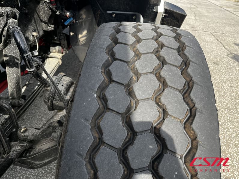Driver side front tire tread for this 2027 Kenworth T880 (Stock number: VJ242115)