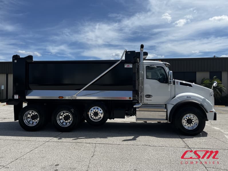 Exterior full passenger side for this 2027 Kenworth T880 (Stock number: VJ242115)